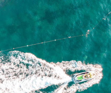 Water drains instantly, keeping your seat dry and without slipping 